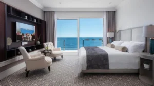 إطلاله الغرفه من فندق بالم رويال على البحر مباشراً